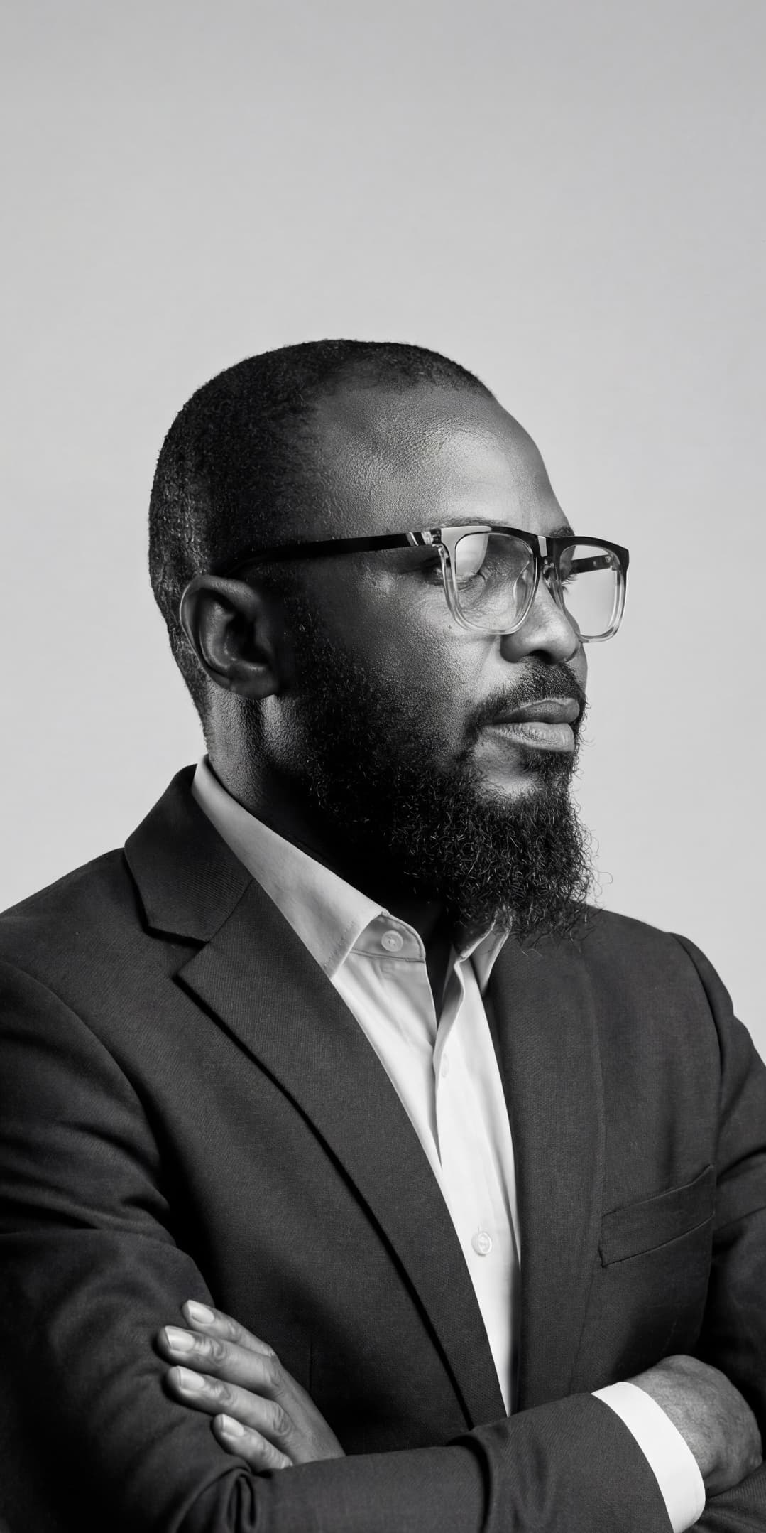 Kúnlé Ṣhọládèmí, studio portrait in black and white.